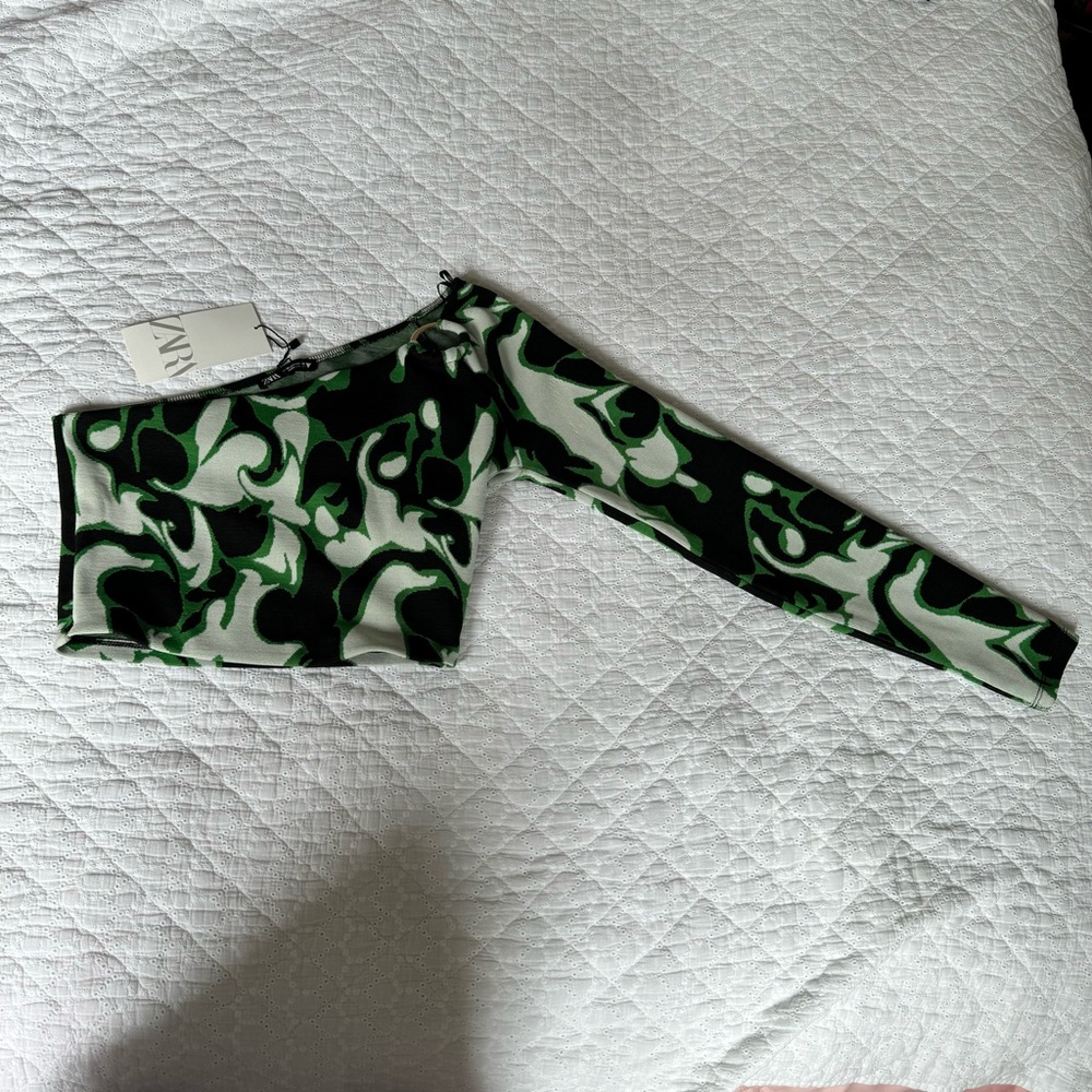 Zara One Shoulder long sleeve Crop Top New Small, green white black 70's vibe